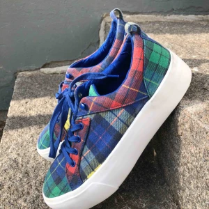  - Ett par skitcoola, färgglada skor. Mycket fin skick och bara använda ett fåtal gånger. Säljer för att dom är förstora🌈💙👟