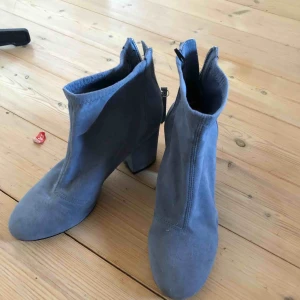  - Babyblå ”sockshoe” som är använda 1 gång. Väldigt bekväma men tyvärr för stora för mig.  Frakt tillkommer 