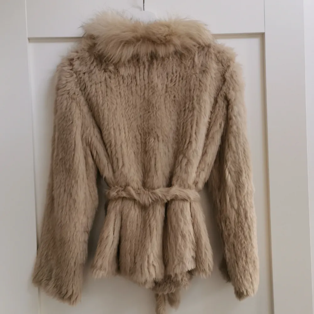 Säljer min favorit jacka från Monroe World. Köpt i vintras och den är knappt använd. Säljes då den bara hänger i garderoben och inte kommer till användning. Köpt för 3500 kr. . Jackor.