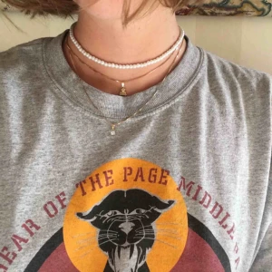  - Säljer vitt pärlhalsband som jag pärlat själv. Ca 35 cm i längd. 😋