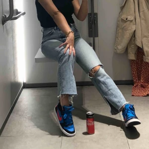  - Supersnygga zarajeans. Slitna vid knäna och uppklippta nedtill. Raka i modellen. Köparen står för frakt🍒💘