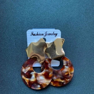  - Guldfärgade örhängen med marmormönster  (oanvänd) Frakt + 9 Kr 