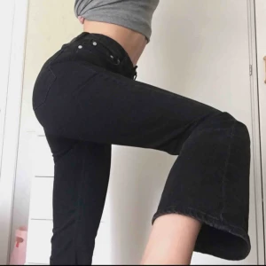  - Svarta jeans i modellen kick från weekday🖤