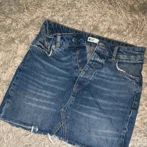  - Fin jeanskjol från ginatricot i strl 34! 