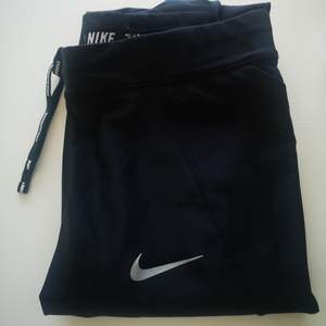 Svarta träningsbyxor från Nike, använda fåtal gånger Knyte i midjan Ficka baktill 