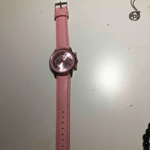  - Fint armbandsur aldrig använd pga att jag har för smala handleder och klockan är helt enkelt för stor för mig. Fick den för några månader sedan i present. Ursprungspris är 199kr. Bandet är gjort av läder och uret är av rostfritt stål.