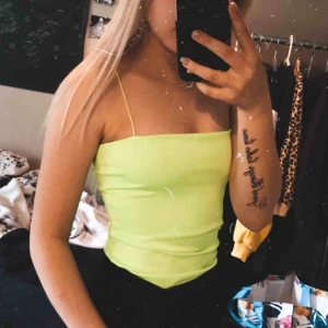  - Ett neongult linne från newyorker, fint skick!