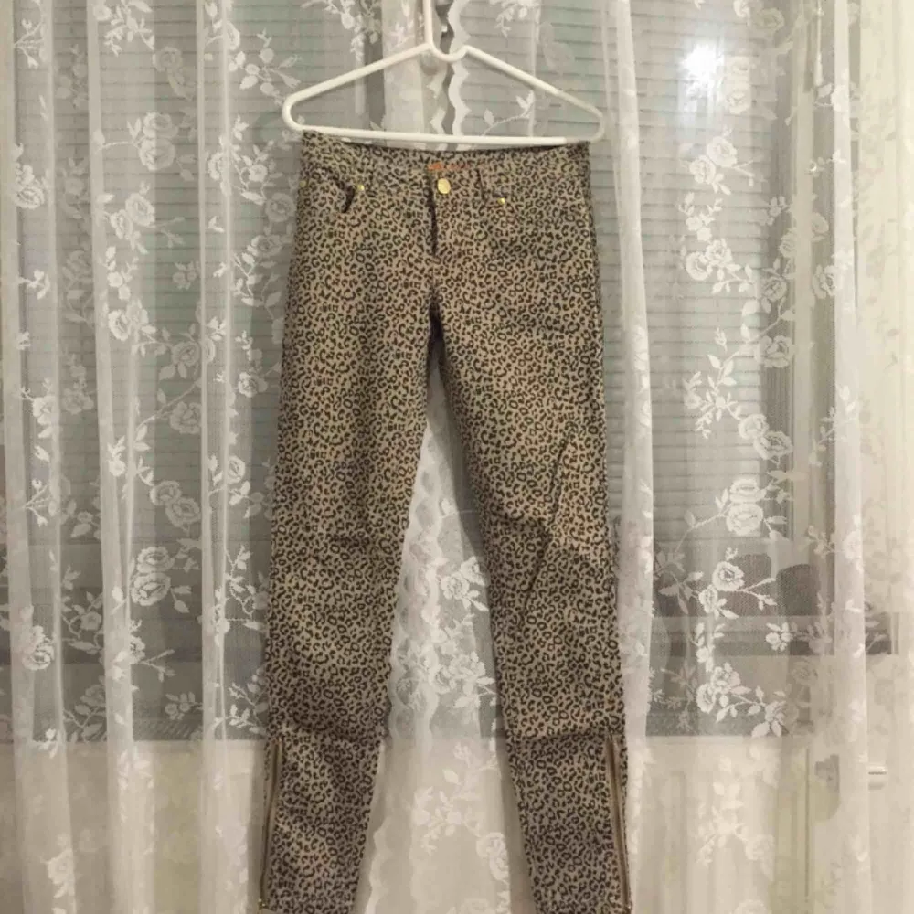 Denim beige pants in leopard pattern. I never used, got them from a friend.. Jeans & Byxor.