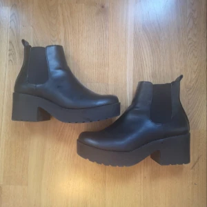  - Snygga platåboots från H&M i fejkläder. I perfekt skick och sjukt sköna att gå i. Säljes pga platsbrist!  Ta 3 betala för 2 (billigaste på köpet) gäller på alla mina annonser!✨ För övrig generell info om hur jag säljer se profil :) 