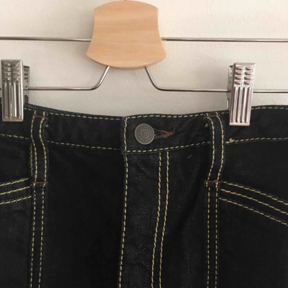 Jättefin jeanskjol som jag köpt på en vintagebutik i Paris men den var tyvärr för liten så har aldrig använt den, den är i jättefint skick med slits därbak. Den är inte stretchig i tyget så tänk på det om du kanske är 24 i midjan men inte över rumpan. Kjolar.