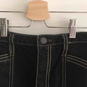  - Jättefin jeanskjol som jag köpt på en vintagebutik i Paris men den var tyvärr för liten så har aldrig använt den, den är i jättefint skick med slits därbak. Den är inte stretchig i tyget så tänk på det om du kanske är 24 i midjan men inte över rumpan