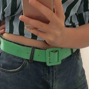  - Skitcoolt skärp köpt secondhand i bra skick. Jag har W27 men det passar både mindre och större storlekar (+ det går att göra fler hål). PRISET KAN DISKUTERAS och köparen står för frakten⭐️