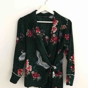  - Omlottblus. Använd max 3 gånger. Frakt tillkommer