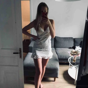  - Säljer denna superfina klänning då den tyvärr är lite kort på mig (är 176cm). Oanvänd och i nyskick!🌼 