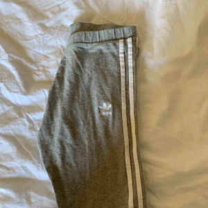  - Adidas Stretchiga leggings som är använda ett par gånger.  Köparen står för frakten🌻