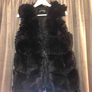  - Är själv en S, passar perfekt. Frakt ingår ej ! Brukar ligga mellan 50-60kr 