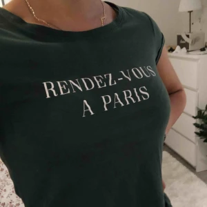  - Säljer en grön t-shirt som jag köpte i Italien. Stl XS, mjukt material och inte genomskinlig. Använd några gånger. Hör av dig vid frågor. Köparen står för frakten 