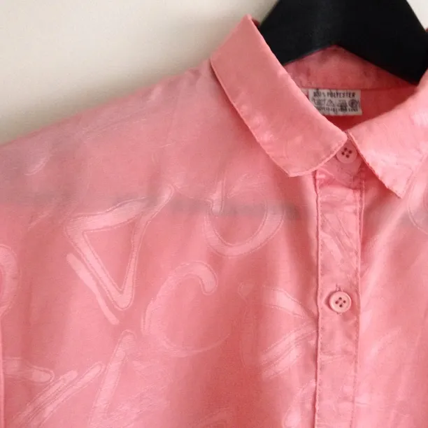 Ljusrosa vintage skjorta i fint skick 🐷 100% polyester. Skjortor.
