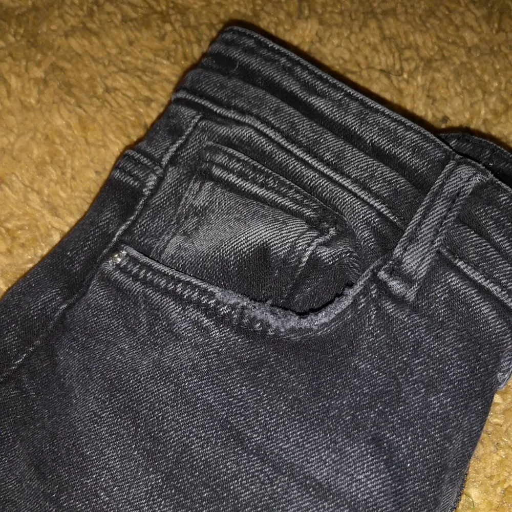 Ett par extremt fina byxor från Zara som är helt oanvända! Därför säljs dom:(( dom är svart/gråa en extremt snygg färg enlig mig. Köparen står för frakt ❤️. Jeans & Byxor.