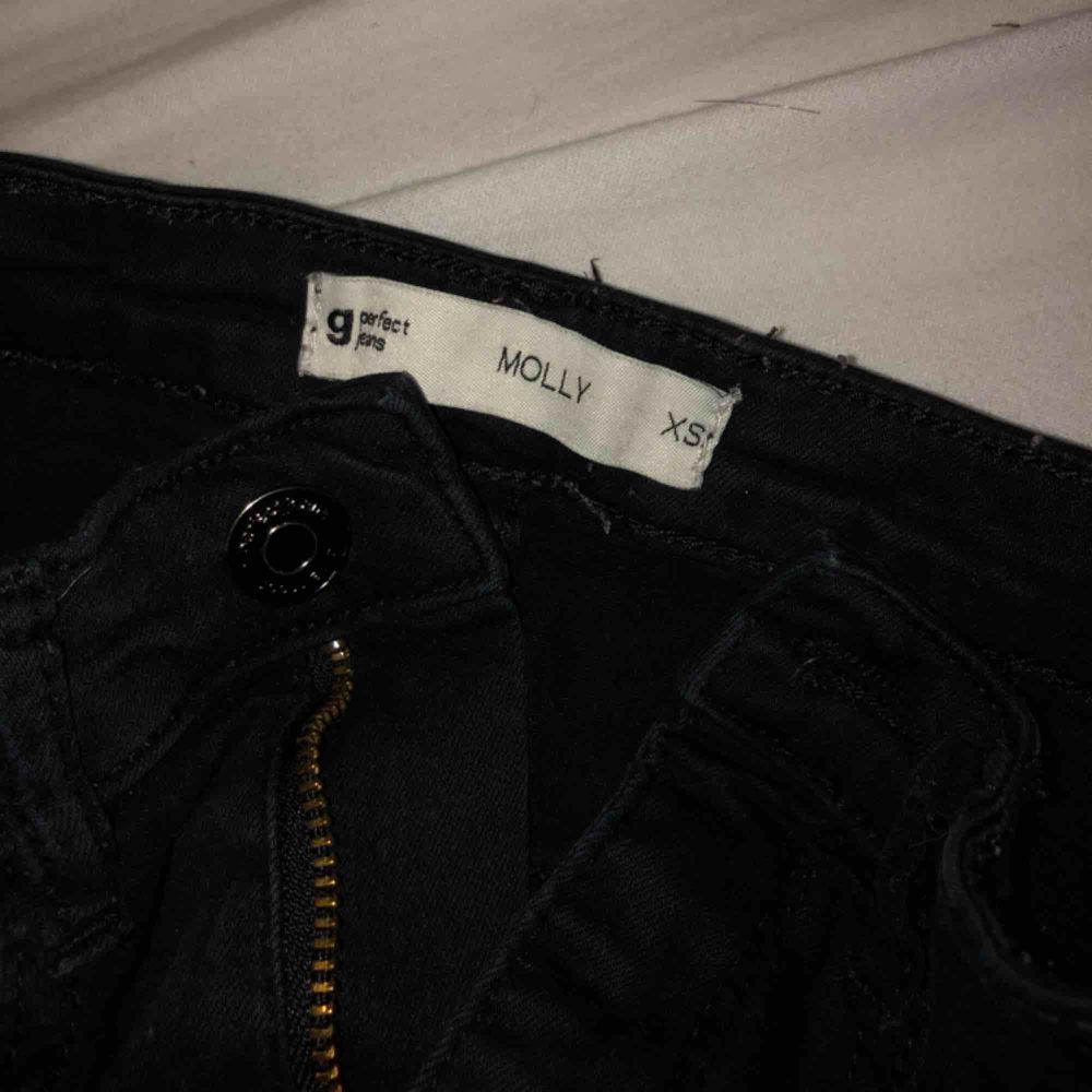 Super snygga svarta Molly jeans från Ginatricot😝 dom är lite använda men kommer i ett super bra skick ändå:) nypris : 299kr ( frakt tillkommer )💓. Jeans & Byxor.