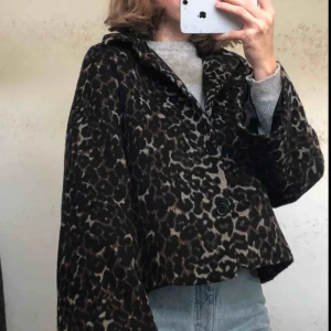  - Superfin jacka i leopardmönster perfekt för hösten!Köpt här på Plick men används tyvärr knappt. Köpare står för frakt, se min profil för prisinfo.