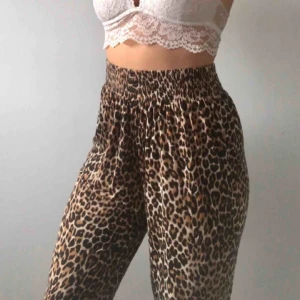  - Luftiga mysiga byxor från H&M med leopardmönster. Frakt tillkommer 