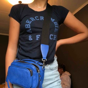  - Cool Abercrombie & Fitch t-shirt i marinblått. Storlek XS men passar mig som vanligtvis är en Small🧡🧡🧡