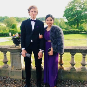 Balklänning i lila - Säljer min fina bal (fest) klänning. Använd endast en gång. ny pris är 1200 :- Den går ner till fot vristen och jag är 164 lång. Frakt står köpare för