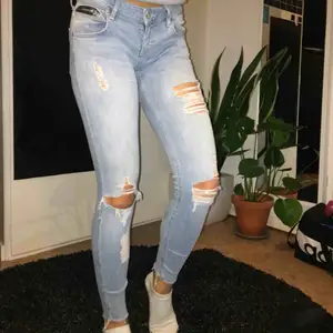 Ljusa, slitna jeans. I gott skick. Kan mötas upp i Norrtälje. Köparen står för frakten