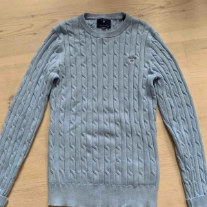  - Ljusblå stickad tröja från Gant! Stretchig och i väldigt bra skick! 