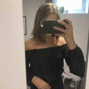  - Snygg off shoulder tröja från hm, köpare står för frakt