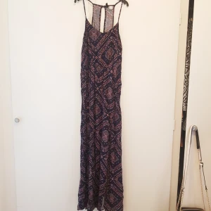  - (Endast provad)  Långklänning/maxiklänning från H&M i storlek 38 Säljer då den är alldeles för lång för mig.
