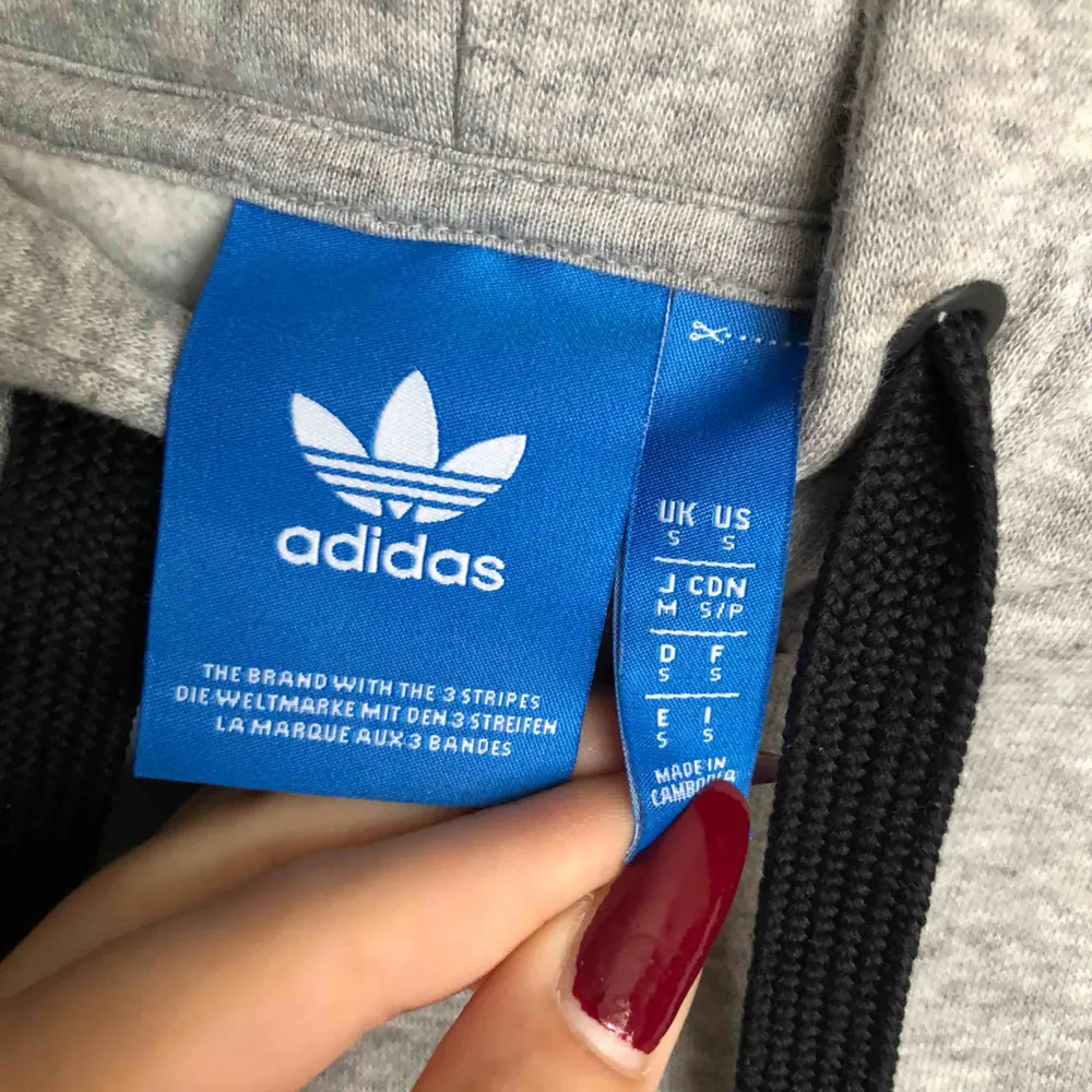 En sjukt mysig adidas tjocktröja i storlek S. Skulle säga att den är oversize då jag är 160 och den är ner till knäna på mig ungefär. Den är i otroligt fint skick då den bara är använd 2-3 gånger.  Kan mötas upp eller frakta och köparen står för frakten.. Hoodies.