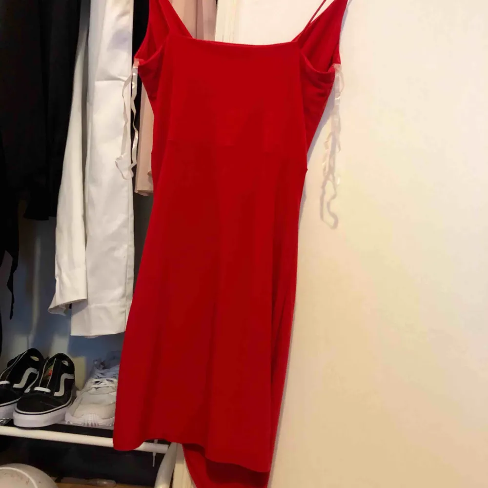 Röd klänning med slits, väldigt bekväm. Oanvänd . Klänningar.