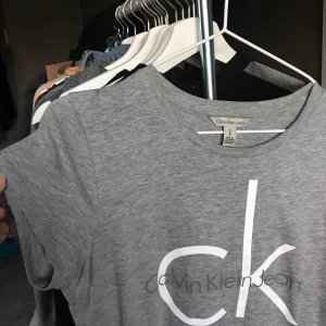  - Calvin klein t shirt i färgen grå, knappt använd. Köpte den i USA i en calvin klein store för något år sedan, den är som ny. Kan fraktas om du står för 39kr frakt! Fråga ifall du har frågor😊💕