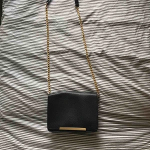  - Fin svart midjeväska med guldkedja! Slutar strax efter höften för mig som är 1,62m. Köparen står för frakt 25kr😊