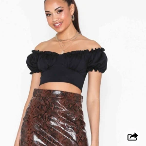  - Crop-top från Nelly, helt ny och oanvänd. Lappen sitter kvar, säljer vidare endast för att jag var för sen med att skicka tillbaka :)
