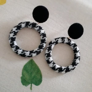  - Snygga oanvända tygklädda örhängen i ett trendigt tidlöst mönster! Frakt: 9:- Fraktar Endast!