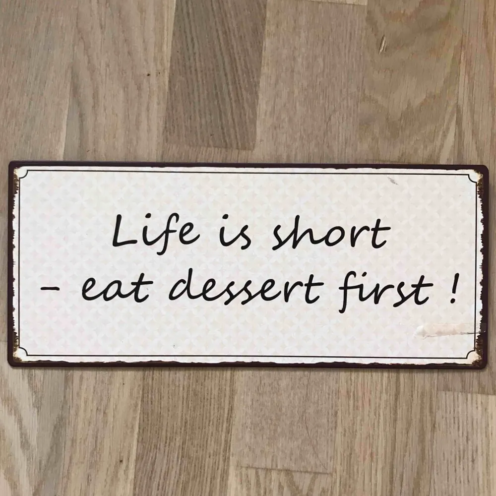 🧁 Plåtskylt med texten ”Life is short eat dessert first” på, den är mer rosa i verkligheten och texten är brunt aktig (frakt tillkommer) 🧁. Övrigt.