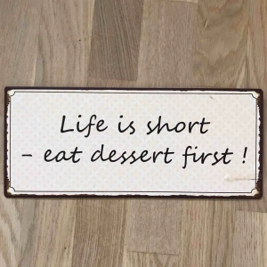 - 🧁 Plåtskylt med texten ”Life is short eat dessert first” på, den är mer rosa i verkligheten och texten är brunt aktig (frakt tillkommer) 🧁