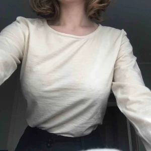  - Jättefin stretchig tröja från Apostrophe/Georges Rech. Inte hittat nypris men dyrt märke vad jag hittat. Knappt använd, superfint skick. Passar allt från en XS-L/XL beroende på hur man vill att den sitter. Möts upp i Sthlm eller skicka mot frakt