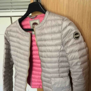  - Beige colmar jacka i väldigt fint skick. Italiensk 40, svensk 34. 