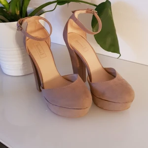Fina beiga klackar - Snygga beigea klackar från Bershka, klacken är som högst 12,5cm, platå 3cm