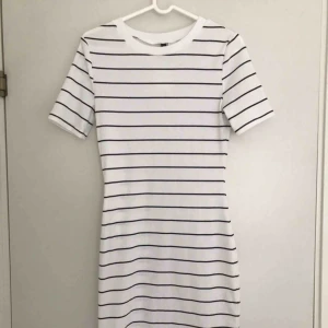  - Helt ny klänning. Aldrig använd, endast provad. Storlek L men jag skulle säga att den passar bättre som en M.