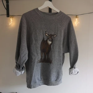  - Supersöt vintage/retro tröja som är köpt från beyond retro. Står XL i men tycker den är mer som en M/L, och sitter fint oversized på en XS-S. 