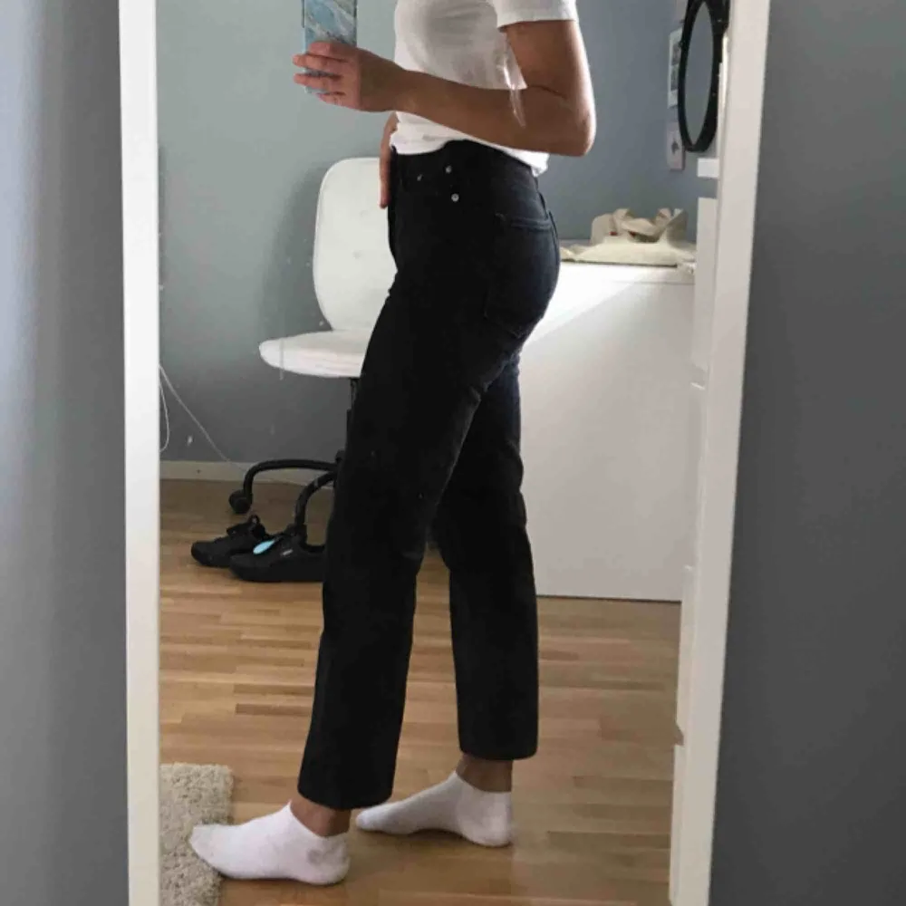 svarta raka jeans från Weekday i modellen ”voyage” i mycket bra skick. jag är 162 lång :) . Jeans & Byxor.
