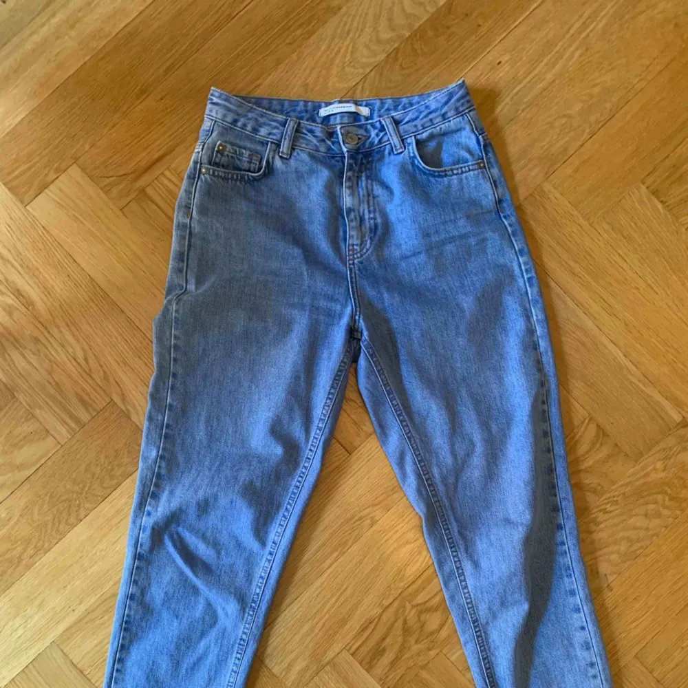 Mom jeans från zara. Sjukt snygga!! Tyvärr för små för mig därför jag säljer. . Jeans & Byxor.