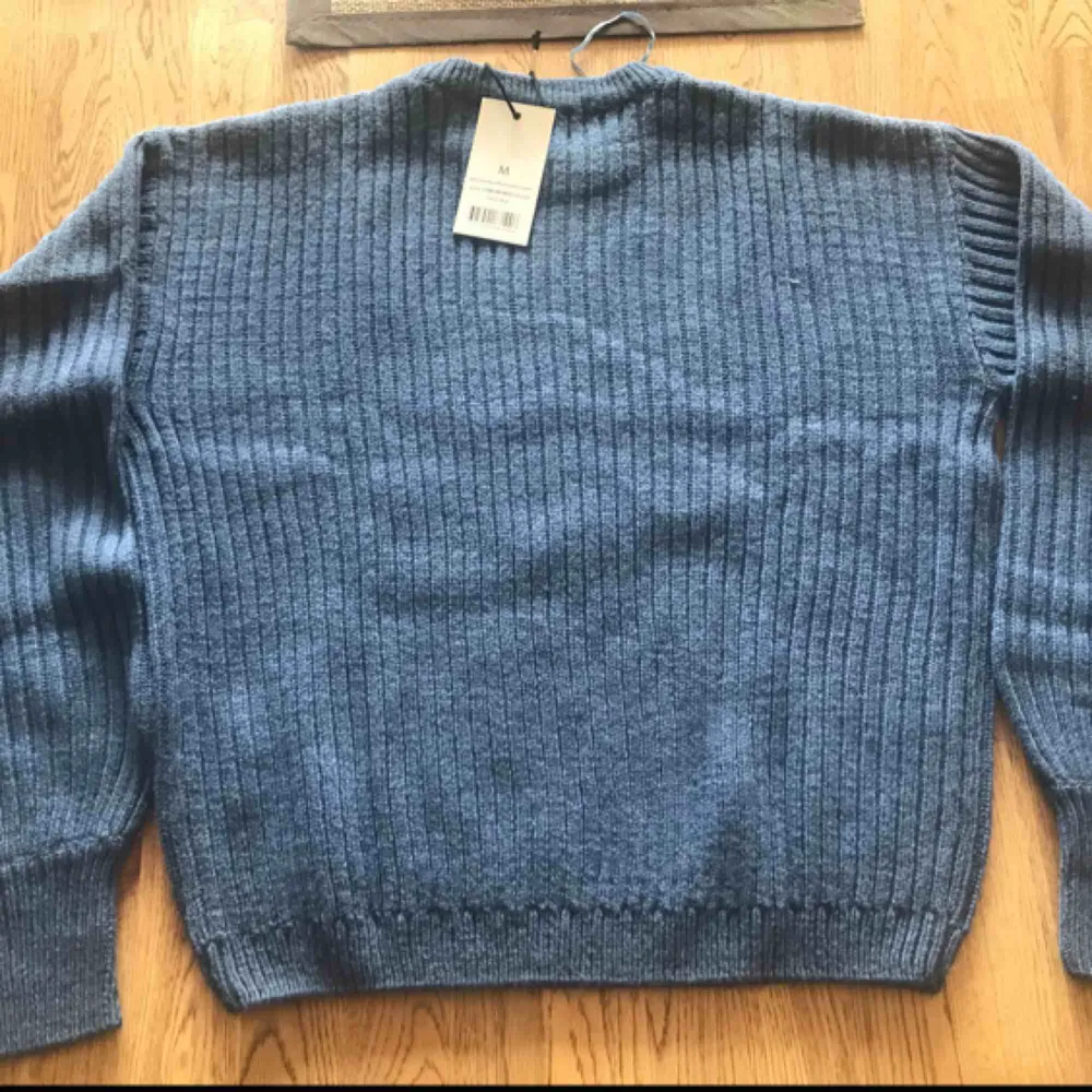 Nyligen beställd, men tröjan var för stor. Den är blå och väldigt tjock. Perfekt för vintern/hösten. Frakt ingår dessutom. . Stickat.