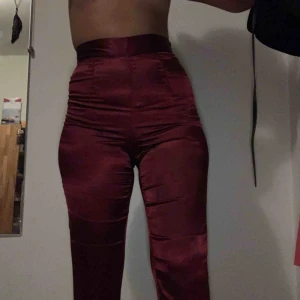  - Vin röda silkes byxor med dragkedja i sidan. Använts 1-2 ggr, Frakt tillkommer❤️