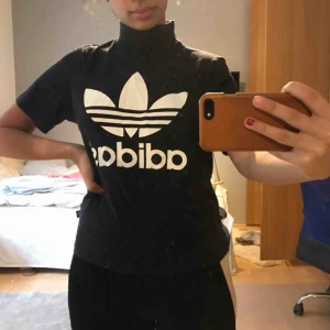  - Säljer min fina turtleneck tröja från adidas - trefoil!! 
